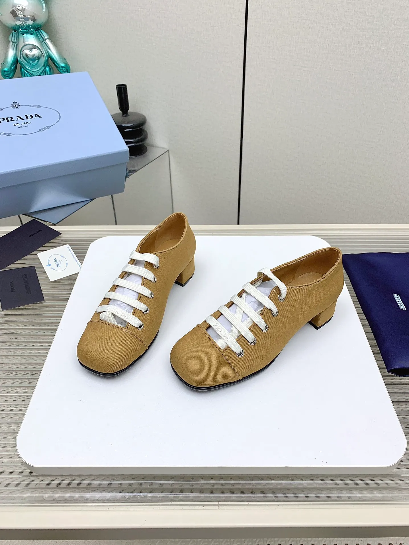👟👟Ex-factory price 620👟👟 (Higher version) Prada 25/Spring and Summer Catwalk New lace-up hollow shoelace Mary Jane thick heel shoes This year’s lace-up element is super popular and really fashionable. I am obsessed with the appearance and comfort! The salty or sweet doll head design is full of girlishness. It is retro and playful yet elegant. The key is that it is easy to wear. ✔️Upper: original customized fabric ✔️Inner: sheepskin ✔️Outsole: genuine leather outsole imported from Italy ✔️Size: #35-41 (40.41 custom-made, non-refundable)